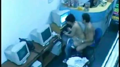 夫はセクシーな下着と白人の家族のセットで寝室で妻を見ました 女 えろ どう が