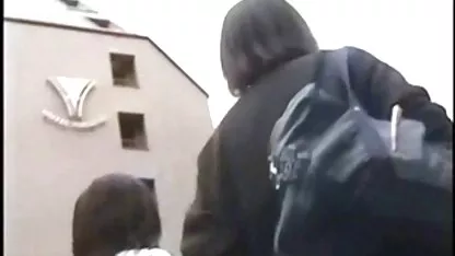 明るいソファの上に美しい膣の触診おっぱいを持つ女の子 女性 の えろ 動画