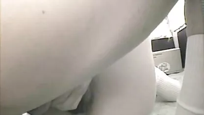 金髪の女の子に触れるクローズアップ膣と角質 女性 専用 えろ 動画