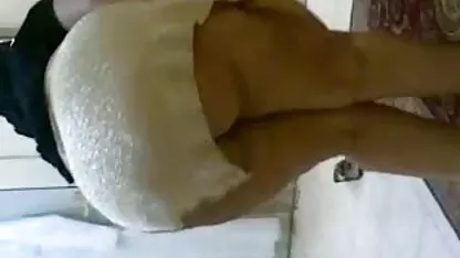 暗い部屋では、男はブルネットを脱ぎ、膣にピストンを挿入します えろ 動画 女性 用