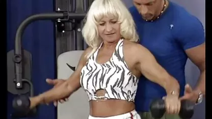 フィットネストレーナー、筋肉の前で彼女の足を広げるかわいいKrala 鈴木 一徹 えろ 動画
