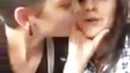 エロチャットで彼女の友人と角質の赤毛の雌犬チャット 無料 えろ 動画 女性 向け