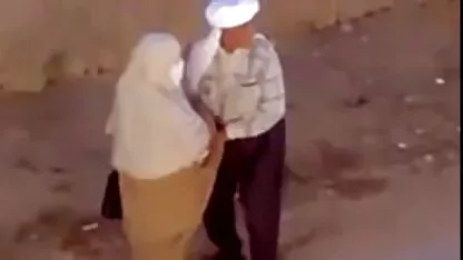 床の上で、ストッキングで熱い熟女は美しいと猫を自慰行為します えろ 動画 無料 女性 向け