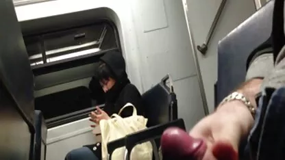 若い男が美しい女性を家に持ち帰り、ライダーのポーズで女性にキスする えろ 女 動画