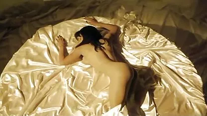 スマートな男は、本とブルネットの小さなおっぱいをつつくのを取得します ero jyosei