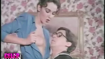 プールで美しい女の子の膣を舐める情熱的な エロ アニメ 女 と 女