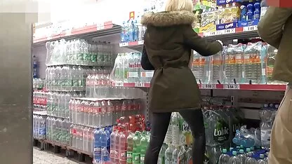 長い髪の美しさの運指かき膣に椅子をリラックスさせる えろ どう が 女