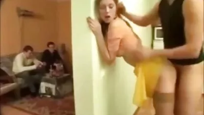 若い男は、ソファの上に座って、前戯の後にクソ 女性 向け えろ 動画