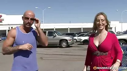 彼女は彼女を貫通する前に牛の穴を舐めた えろ ど 女性