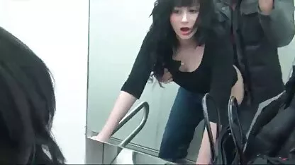 私はバスルームに癌と私のガールフレンドを入れて、彼女は剃った膣で性交することが幸せです 女性 専用 えろ 動画