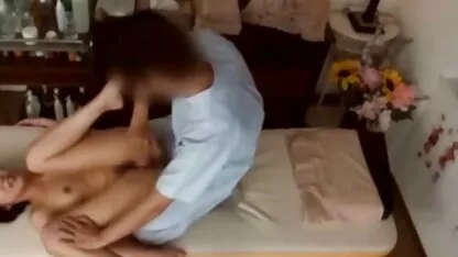 膣のための白いズボンを押すセクシーな下着で成熟した母 女 えろ どう が